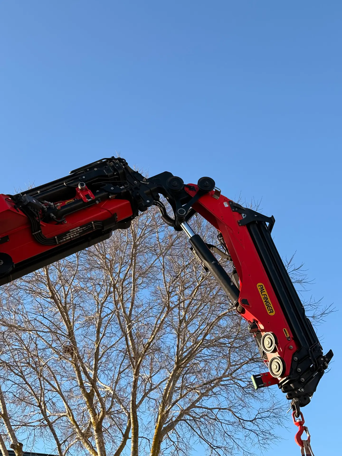 Grúa Palfinger de Excavacions Colometa para izado de cargas en Mallorca
