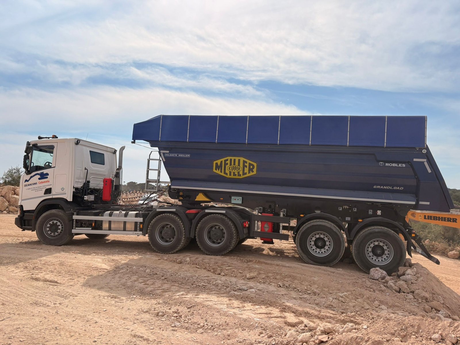 Camión volquete de Excavacions Colometa para transporte de áridos en Mallorca