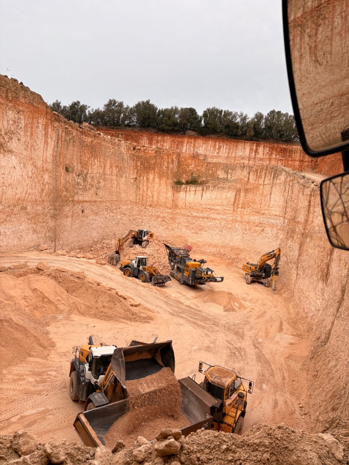 Cantera de marés con maquinaria Liebherr en Mallorca