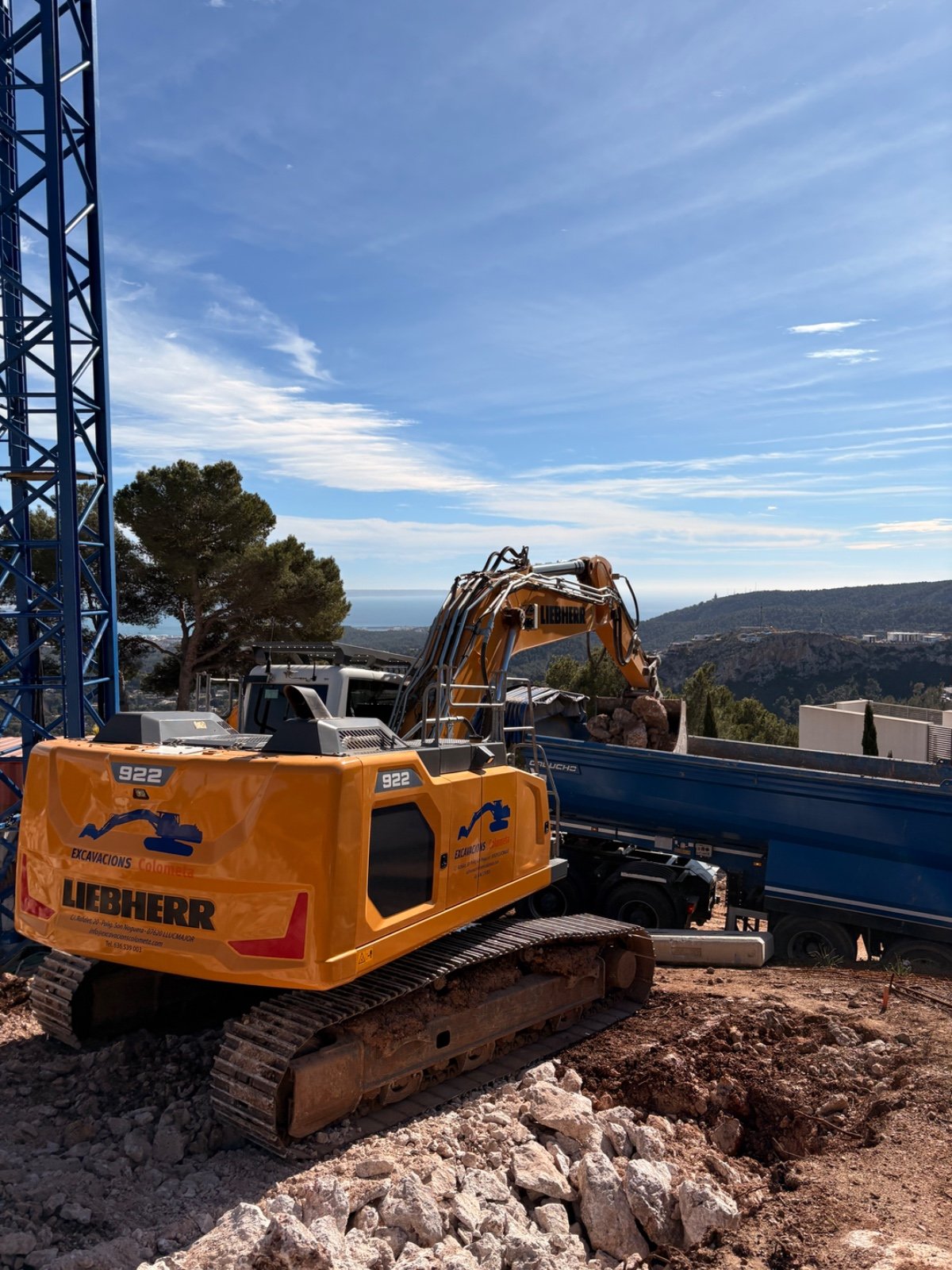 Excavadora Liebherr 922 cargando material en obra en Mallorca