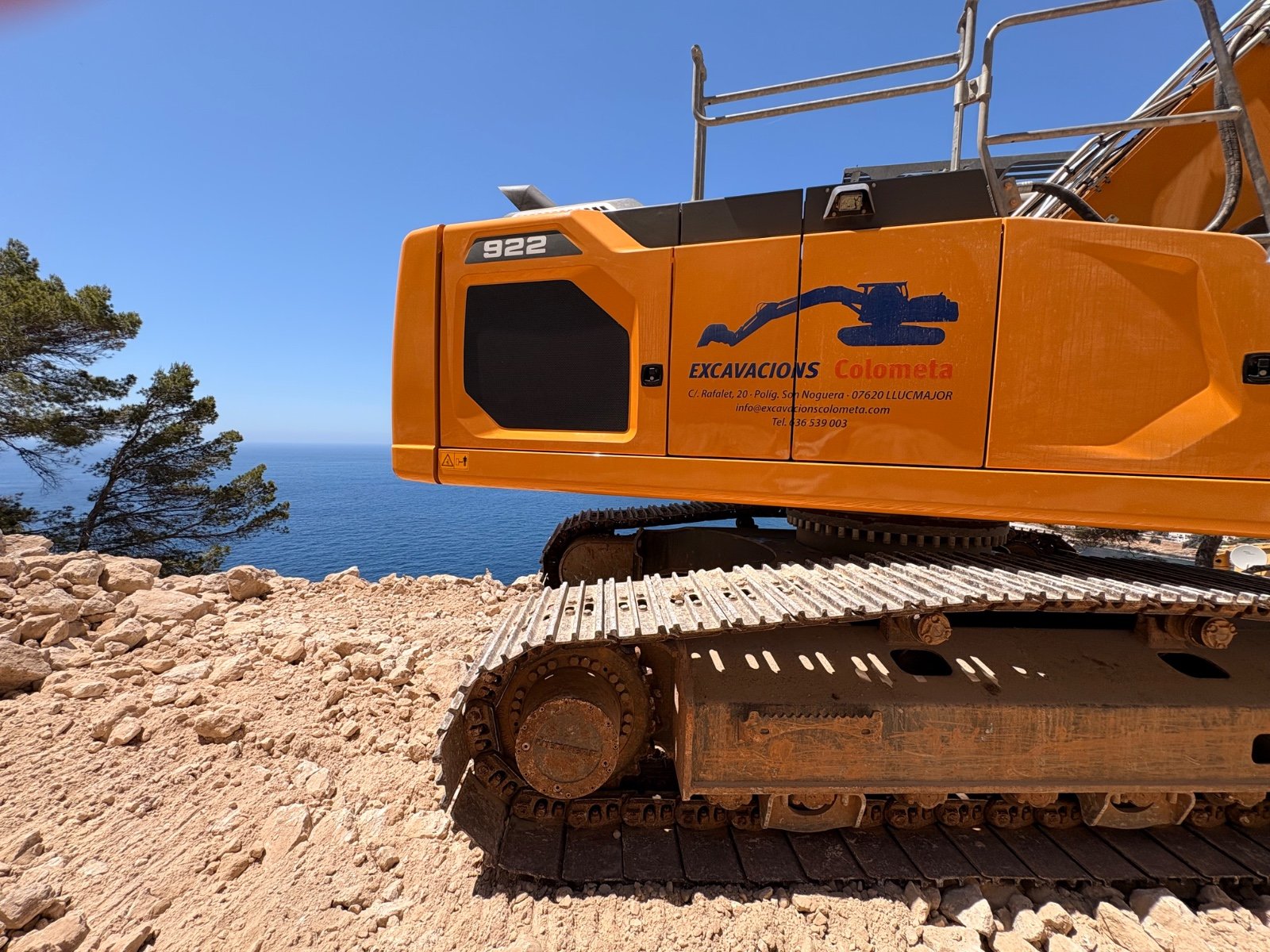 Excavadora Liebherr 922 frente al mar en Mallorca